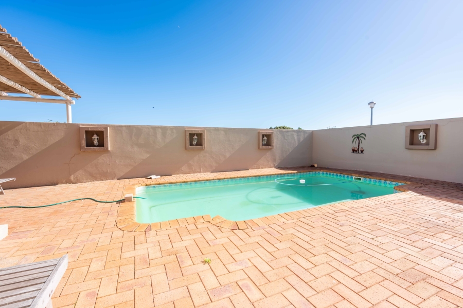 8 Bedroom Property for Sale in Middedorp Western Cape